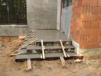 Устройство бетонного навеса и ступенек на объекте в пос. Колодищи